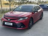 Toyota Camry 2022 года за 15 200 000 тг. в Астана – фото 2