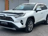 Toyota RAV4 2021 года за 13 990 000 тг. в Караганда