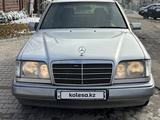 Mercedes-Benz E 220 1994 года за 2 600 000 тг. в Алматы – фото 2