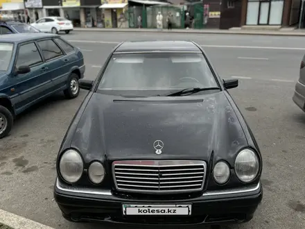 Mercedes-Benz E 200 1995 года за 3 150 000 тг. в Атырау – фото 4