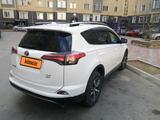 Toyota RAV4 2017 годаfor9 800 000 тг. в Актау – фото 2