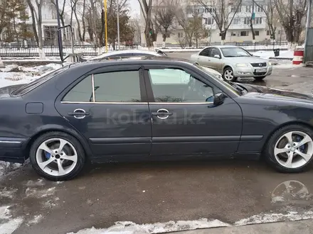 Mercedes-Benz E 280 1998 года за 3 200 000 тг. в Конаев (Капшагай) – фото 2