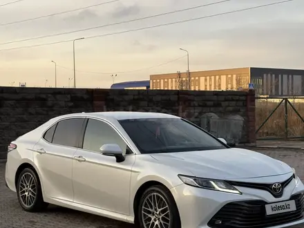 Toyota Camry 2018 года за 11 350 000 тг. в Астана – фото 3