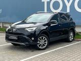 Toyota RAV4 2017 года за 14 220 000 тг. в Алматы