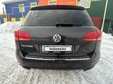 Volkswagen Touareg 2010 года за 10 700 000 тг. в Астана – фото 2