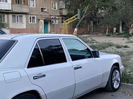 Mercedes-Benz E 280 1993 года за 2 800 000 тг. в Караганда – фото 2