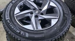 Диски Hyundai Kia r17 датчиками родные Диски с зимней резиной MICHELIN за 105 000 тг. в Астана – фото 2