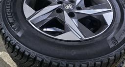 Диски Hyundai Kia r17 датчиками родные Диски с зимней резиной MICHELIN за 105 000 тг. в Астана – фото 3