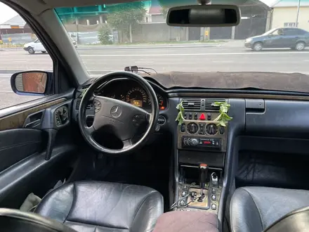 Mercedes-Benz E 320 2001 года за 3 500 000 тг. в Шымкент – фото 9