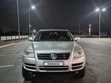 Volkswagen Touareg 2006 года за 6 500 000 тг. в Актобе – фото 2