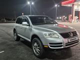 Volkswagen Touareg 2006 года за 6 500 000 тг. в Актобе