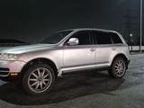 Volkswagen Touareg 2006 года за 6 500 000 тг. в Актобе – фото 3