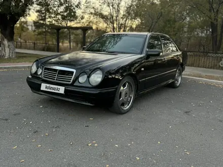 Mercedes-Benz E 320 1996 года за 3 000 000 тг. в Караганда – фото 2