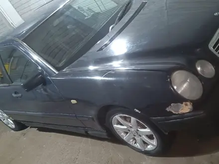 Mercedes-Benz E 200 1996 года за 2 100 000 тг. в Караганда – фото 3