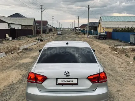 Volkswagen Passat 2013 года за 4 700 000 тг. в Атырау – фото 2