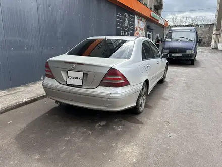 Mercedes-Benz C 240 2004 года за 3 500 000 тг. в Караганда – фото 3