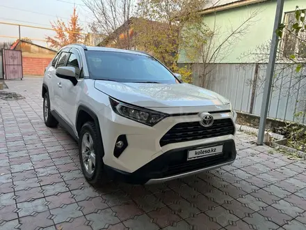 Toyota RAV4 2019 года за 14 550 000 тг. в Алматы