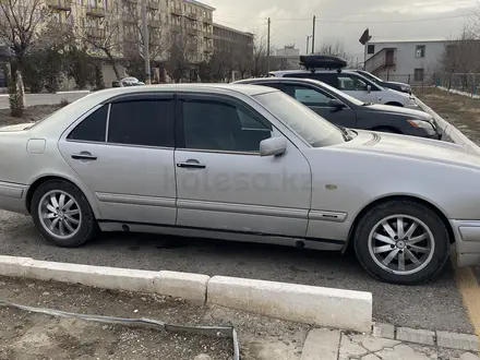 Mercedes-Benz E 200 1995 годаүшін2 300 000 тг. в Каратау – фото 4