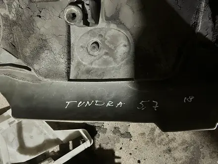 Крышка двигателя (капотеровка) для Toyota Tundra за 30 000 тг. в Алматы – фото 2