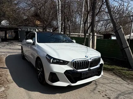 BMW 530 2024 года за 35 800 000 тг. в Алматы – фото 3