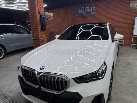 BMW 530 2024 года за 35 800 000 тг. в Алматы – фото 11