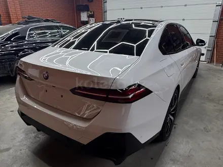 BMW 530 2024 года за 35 800 000 тг. в Алматы – фото 6