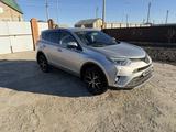 Toyota RAV4 2018 года за 11 000 000 тг. в Атырау