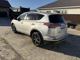 Toyota RAV4 2018 года за 11 000 000 тг. в Атырау – фото 3