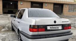 Volkswagen Vento 1997 года за 1 990 000 тг. в Семей – фото 4