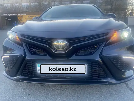 Toyota Camry 2022 года за 11 200 000 тг. в Семей – фото 9