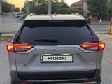 Toyota RAV4 2023 года за 19 000 000 тг. в Шымкент – фото 2
