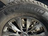 Шины зима Michelin на дисках на Тойота Лэнд крузер 300 за 630 000 тг. в Актобе – фото 3