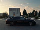 Toyota Camry 2022 года за 12 100 000 тг. в Уральск – фото 2