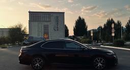 Toyota Camry 2022 года за 12 100 000 тг. в Уральск – фото 2