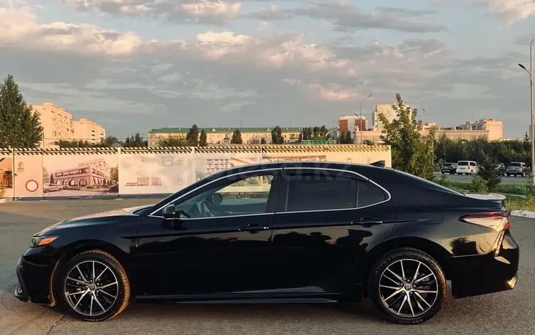 Toyota Camry 2022 года за 12 100 000 тг. в Уральск