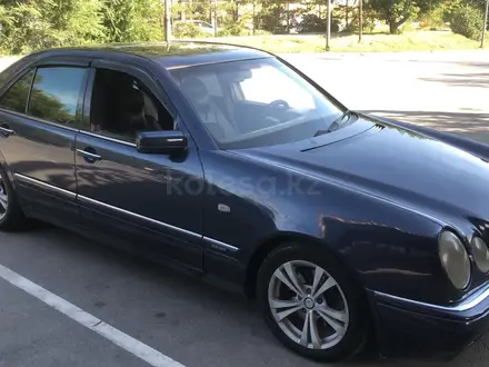 Mercedes-Benz E 320 1997 года за 2 500 000 тг. в Алматы – фото 2