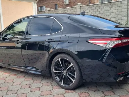 Toyota Camry 2020 года за 13 000 000 тг. в Талдыкорган – фото 2