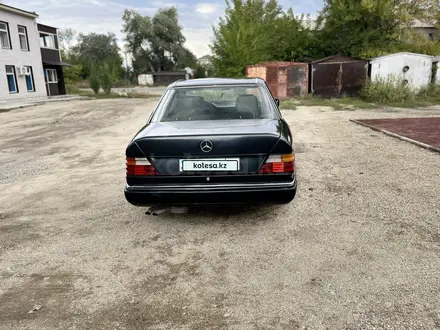 Mercedes-Benz E 220 1993 года за 1 900 000 тг. в Семей – фото 4