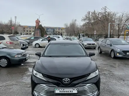 Toyota Camry 2018 года за 10 500 000 тг. в Алматы – фото 2