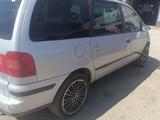 SEAT Alhambra 2002 года за 1 500 000 тг. в Атырау – фото 2