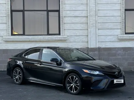 Toyota Camry 2020 года за 14 500 000 тг. в Алматы – фото 2