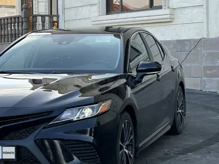 Toyota Camry 2020 года за 14 500 000 тг. в Алматы – фото 3