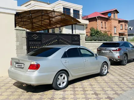 Toyota Camry 2004 года за 3 500 000 тг. в Атырау – фото 2