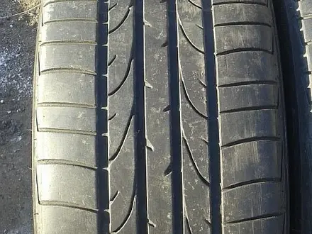 2 летние шины 215/45 R17 — "Bridgestone Potenza RE050" (Польша) за 55 000 тг. в Астана – фото 3