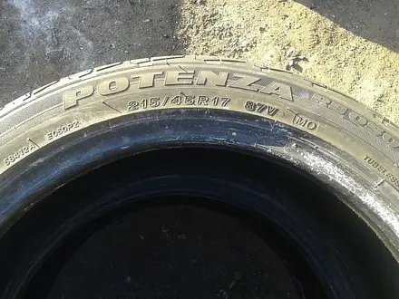 2 летние шины 215/45 R17 — "Bridgestone Potenza RE050" (Польша) за 55 000 тг. в Астана – фото 5