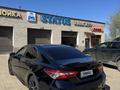 Toyota Camry 2018 года за 7 900 000 тг. в Уральск – фото 2