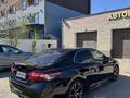 Toyota Camry 2018 года за 7 900 000 тг. в Уральск – фото 3