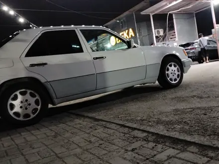 Mercedes-Benz E 260 1993 года за 2 500 000 тг. в Шолаккорган – фото 3