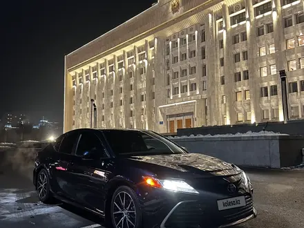 Toyota Camry 2021 года за 11 900 000 тг. в Актау