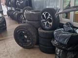 Kia Sportage — 4 Диски и шины с датчиками давления шины за 330 000 тг. в Костанай – фото 2
